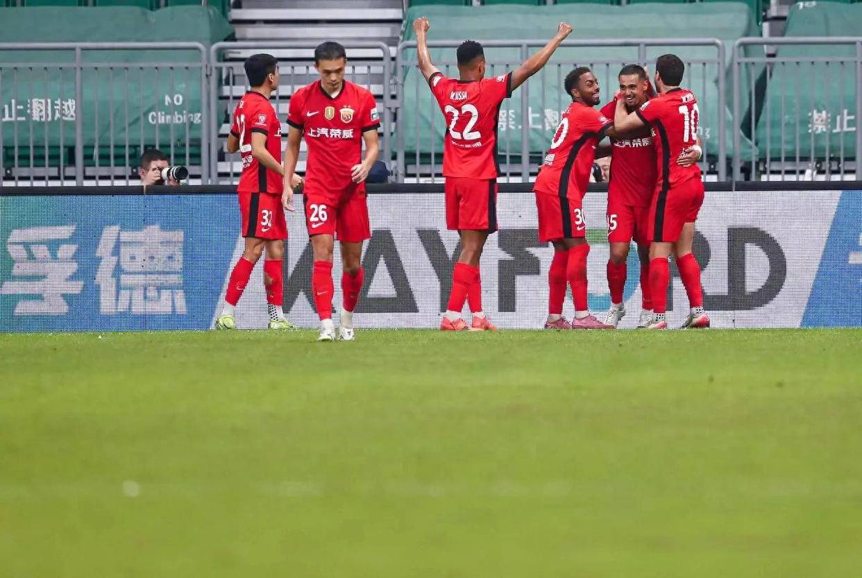 今晨中超焦点战，里昂远射贴柱，更衣室稳定，资深球员宣示担当的简单介绍